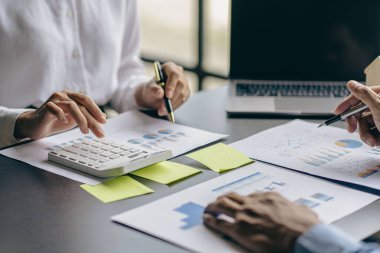 İş adamları gelir tablolarını ve grafiklerini modern dizüstü bilgisayarlarla analiz ediyor iş analizleri ve stratejik düşünce grubu buluşması genç yaratıcı meslektaşlar, yakın plan fotoğraf