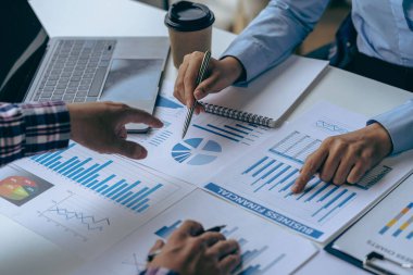 İş adamları gelir tablolarını ve grafiklerini modern dizüstü bilgisayarlarla analiz ediyor iş analizleri ve stratejik düşünce grubu buluşması genç yaratıcı meslektaşlar, yakın plan fotoğraf