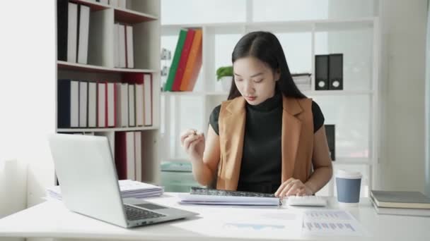 Asijské Podnikatel Dělá Účetnictví Projektových Plánech Finanční Výsledky Kanceláři Marketing — Stock video