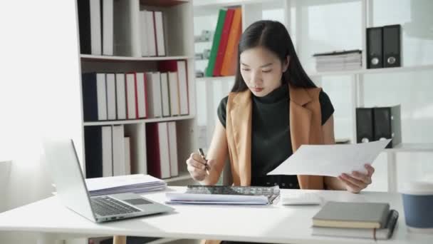 Azjatycki Bizneswoman Robi Rachunkowości Planach Projektu Wyników Finansowych Biurze Analiza — Wideo stockowe