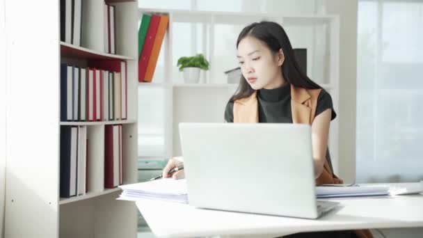 Asiatisk Affärskvinna Gör Redovisning Projektplaner Och Finansiella Resultat Kontoret Marknadsföring — Stockvideo