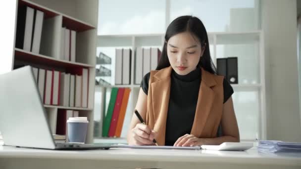 Азиатская Предпринимательница Ведет Учет Планов Проекта Финансовых Результатов Офисе Анализ — стоковое видео