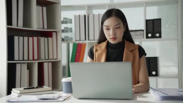Asiatisk Affärskvinna Gör Redovisning Projektplaner Och Finansiella Resultat Kontoret Marknadsföring — Stockvideo