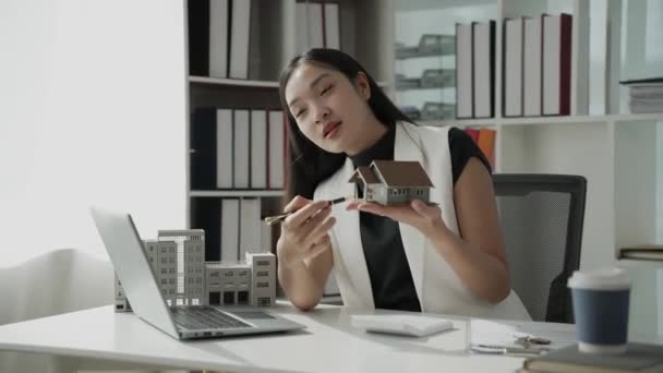 Vrouwelijke Aziatische Home Sales Agent Introduceert Home Samples Aan Klanten — Stockvideo