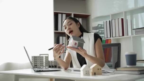 Feminino Asiático Agente Vendas Casa Introduz Amostras Casa Para Clientes — Vídeo de Stock