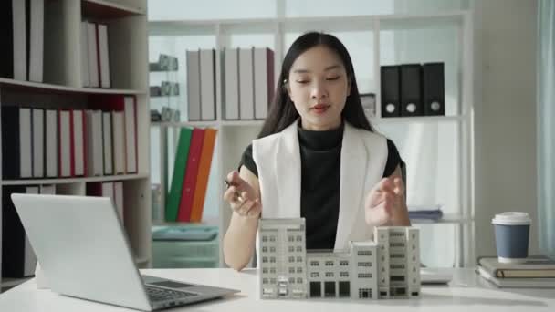 Kobieta Azjatycki Agent Sprzedaży Domu Wprowadza Próbki Domu Klientów Online — Wideo stockowe