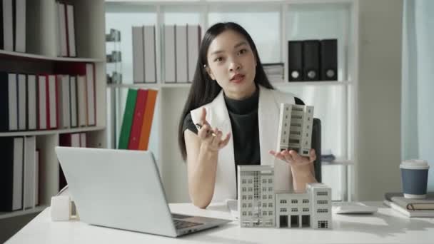 Женщина Азиатский Агент Продажам Домов Представляет Образцы Дома Клиентов Интернете — стоковое видео