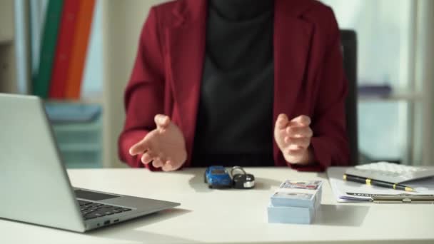 アジアの女性車販売代理店 顧客に助言を与えるオンライン幸せな女性起業家 デスクで座っているスーツで顧客 車販売の概念4K — ストック動画