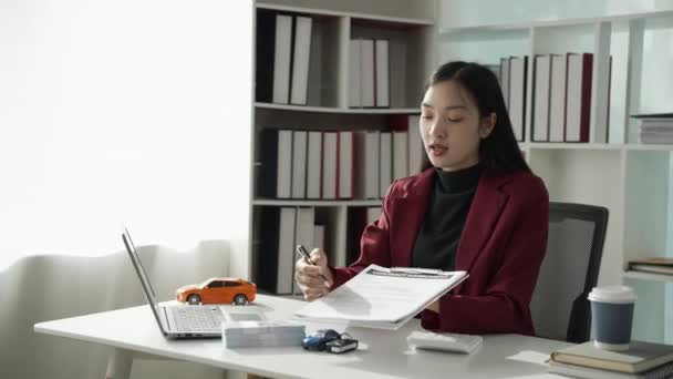 Представниця Продажу Автомобілів Азії Дає Поради Клієнтам Онлайн Щаслива Жінка — стокове відео