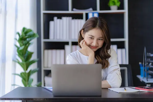 Vrolijke Aziatische Vrouw Werken Met Laptop Kantoor Gelukkig Formele Pak — Stockfoto