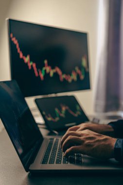 Finansal analistler ve günlük işlemciler, gerçek zamanlı hisse senedi ve imaj değişimi grafikleri olan çoklu ekran iş istasyonları olan bilgisayarlar üzerinde çalışıyorlar..