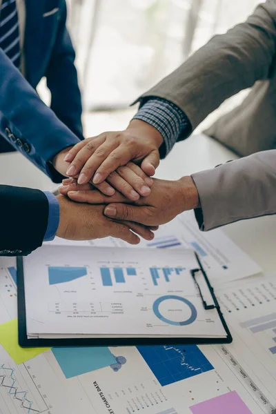 Proje geliştirme ve yenilik için el ele tutuşan iş adamları arasındaki birlik. Bir araya gelen ya da birlikte çalışan bir grup iş arkadaşı. Yakın plan resimler.