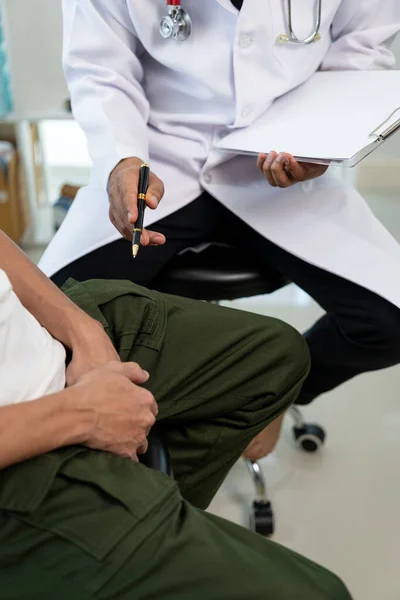 Mężczyzna Konsultuje Się Lekarzem Sprawie Powiększenia Prostaty Bólu Spowodowanego Częstym — Zdjęcie stockowe