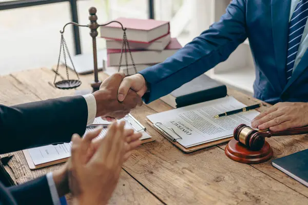 Händeschütteln Rechtsberater Vereinbarung Anwaltsvertrag Beratung Bei Rechtsstreitigkeiten Und Händeschütteln Vertrag — Stockfoto