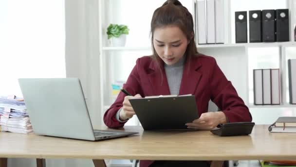 Mulher Negócios Asiática Trabalhando Escritório Com Documentos Mesa Planejamento Para — Vídeo de Stock