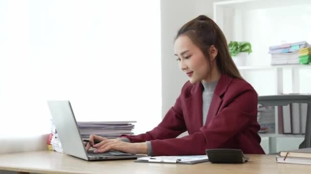 Azjatycka Kobieta Biznesu Pracuje Biurze Dokumentami Stole Planowanie Analizy Sprawozdań — Wideo stockowe