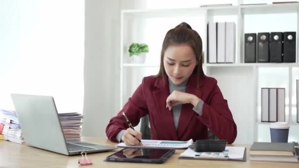 Mulher Negócios Asiática Trabalhando Escritório Com Documentos Mesa Planejamento Para — Vídeo de Stock