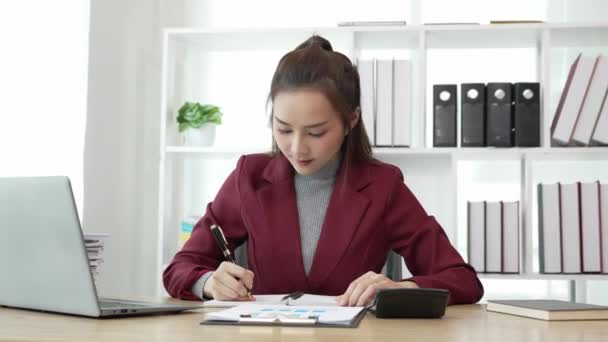 Wanita Pengusaha Asia Yang Bekerja Kantor Dengan Dokumen Dokumen Atas — Stok Video