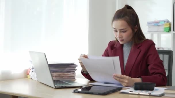 Mujer Negocios Asiática Que Trabaja Oficina Con Documentos Sobre Mesa — Vídeo de stock