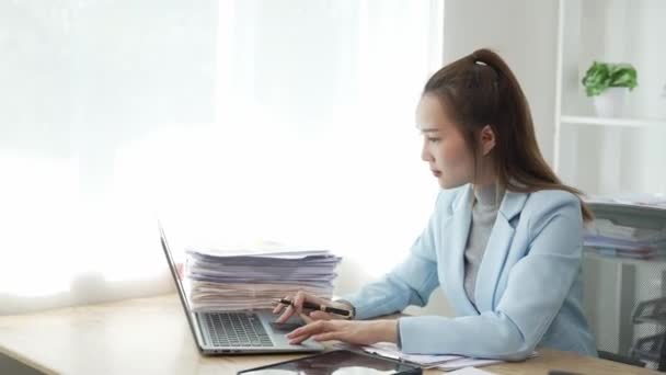 在办公室工作的亚洲女商人带着桌上的文件计划分析财务报告业务计划投资负责销售发票的亚洲女青年 — 图库视频影像