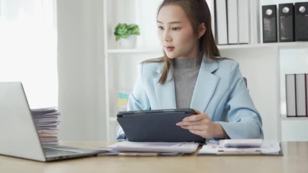 Asiatische Geschäftsfrau Arbeitet Büro Mit Dokumenten Auf Dem Tisch Planung — Stockvideo