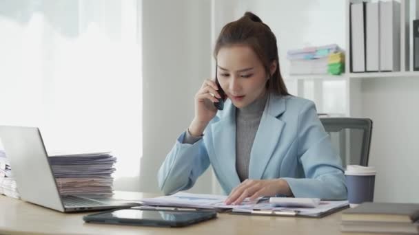 Mujer Negocios Asiática Que Trabaja Oficina Con Documentos Sobre Mesa — Vídeo de stock