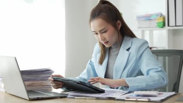 Asiatisk Affärskvinna Arbetar Kontoret Med Dokument Bordet Planerar Att Analysera — Stockvideo