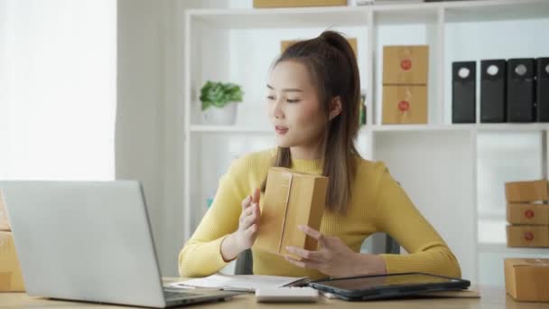 Glad Asiatisk Kvinnlig Företagare Börjar Arbeta Med Lådor Hemma Förbered — Stockvideo
