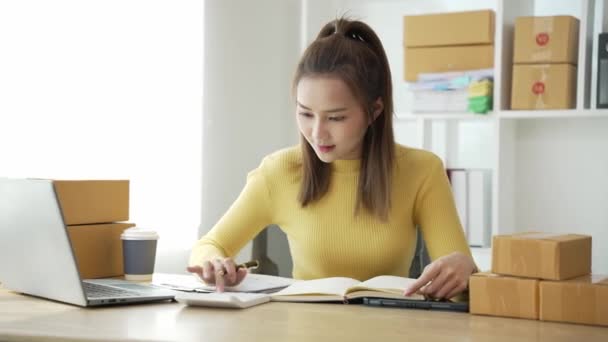 Happy Asian Kvindelige Virksomhedsejer Begynder Arbejde Med Kasser Derhjemme Forbered – Stock-video