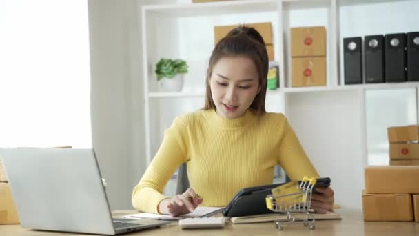 Boldog Ázsiai Női Vállalkozás Tulajdonos Kezdő Munka Dobozok Otthon Készüljön — Stock videók