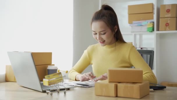 집에서 상자와 작업을 아시아 비즈니스 소유자 패키지 Sme 공급망 고객에 — 비디오