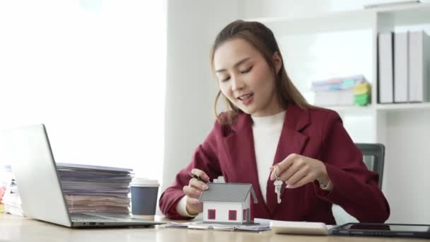 アジアの女性営業担当者は 不動産を購入または賃貸するための価格と条件を提供し クライアントに家を推薦します ホームインテリア装飾 オンラインホームセールスコンサルタント — ストック動画