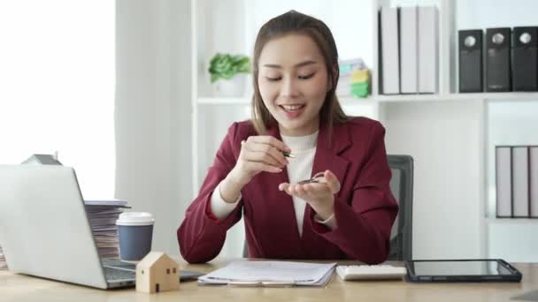 Asyalı Kadın Satış Temsilcileri Emlak Satın Almak Veya Kiralamak Için — Stok video