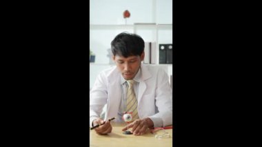 Genç doktor, internetteki iç organların işlevlerini, tıbbi sağlık konseptini açıklıyor. Dikey video