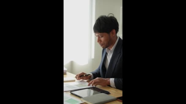 사업가 사무실에서 노트북 컴퓨터와 계산기를 보고서 비디오 — 비디오
