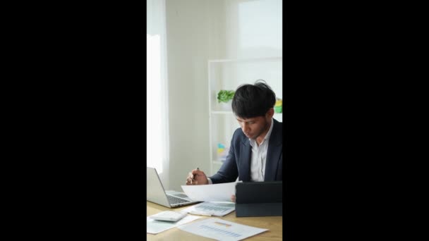 ビジネスマンは オフィスで予算ラップトップコンピュータを使用して計算機を使用しています 市場調査図とレポート 財務会計管理戦略を分析する 垂直ビデオ — ストック動画