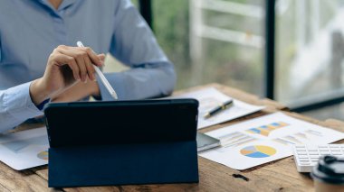 Ofis odasındaki mali verileri analiz etmek için hesap makinesi ve dizüstü bilgisayar kullanan iş kadını muhasebecisine yakın plan. İş dünyası finansmanı, vergiler, kavramlar.