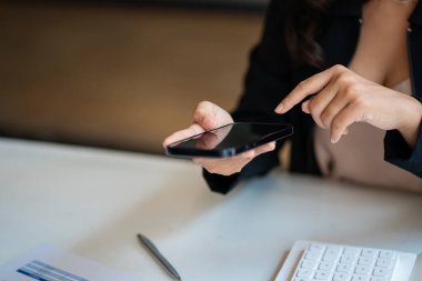 Ofis odasındaki mali verileri analiz etmek için hesap makinesi ve dizüstü bilgisayar kullanan iş kadını muhasebecisine yakın plan. İş dünyası finansmanı, vergiler, kavramlar.