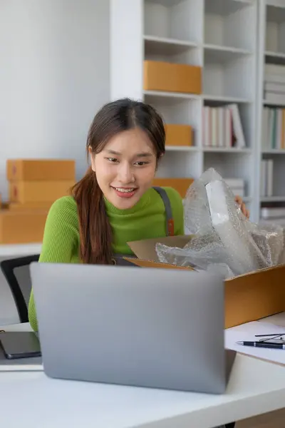 创办小企业时 中小企业为网上卖家提供独立的亚洲女孩使用电脑并接受订单包装产品以交付客户 交付概念 垂直图像 — 图库照片