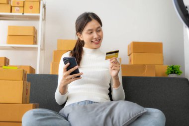 Girişim işi, KOBİ konsepti, yeni nesil girişimciler evden çalışıyor. KOBİ, Kadın Küçük İş Girişimcileri Çevrimiçi Asyalı Bağımsızlar Çalışıyor