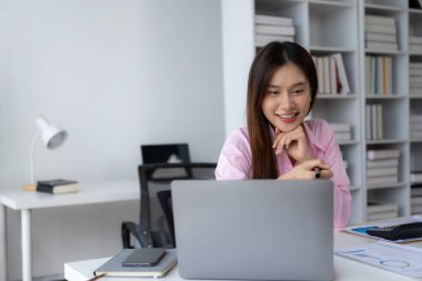 Yıllık özet raporu, masadaki dizüstü bilgisayar ve kağıt, çevrimiçi çalışan Asyalı kadın ve dizüstü bilgisayarla finansal veri planlaması ve heyecanlı ve mutlu yüzle başarılı olması