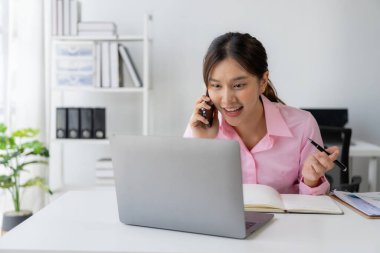 Yıllık özet raporu, masadaki dizüstü bilgisayar ve kağıt, çevrimiçi çalışan Asyalı kadın ve dizüstü bilgisayarla finansal veri planlaması ve heyecanlı ve mutlu yüzle başarılı olması