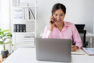 Yıllık özet raporu, masadaki dizüstü bilgisayar ve kağıt, çevrimiçi çalışan Asyalı kadın ve dizüstü bilgisayarla finansal veri planlaması ve heyecanlı ve mutlu yüzle başarılı olması