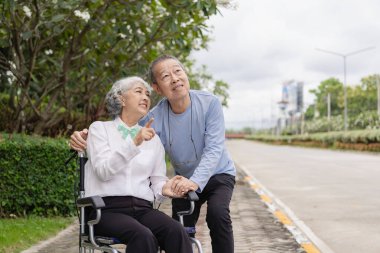 Evlerinin yakınındaki parkta bir çift, rahatlamak için, sağlık ve aşk sporlarında egzersiz yapmak için, yaşlı bir adam ve yaşlı bir kadın sabahları birlikte yürüyüşe çıkıyorlar.