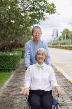 Evlerinin yakınındaki parkta bir çift, rahatlamak için, sağlık ve aşk sporlarında egzersiz yapmak için, yaşlı bir adam ve yaşlı bir kadın sabahları birlikte yürüyüşe çıkıyorlar.