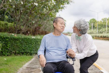 Evlerinin yakınındaki parkta bir çift, rahatlamak için, sağlık ve aşk sporlarında egzersiz yapmak için, yaşlı bir adam ve yaşlı bir kadın sabahları birlikte yürüyüşe çıkıyorlar.