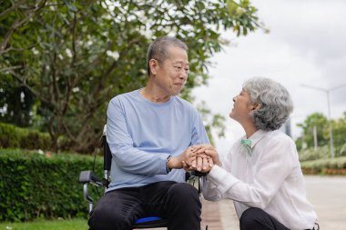 Evlerinin yakınındaki parkta bir çift, rahatlamak için, sağlık ve aşk sporlarında egzersiz yapmak için, yaşlı bir adam ve yaşlı bir kadın sabahları birlikte yürüyüşe çıkıyorlar.