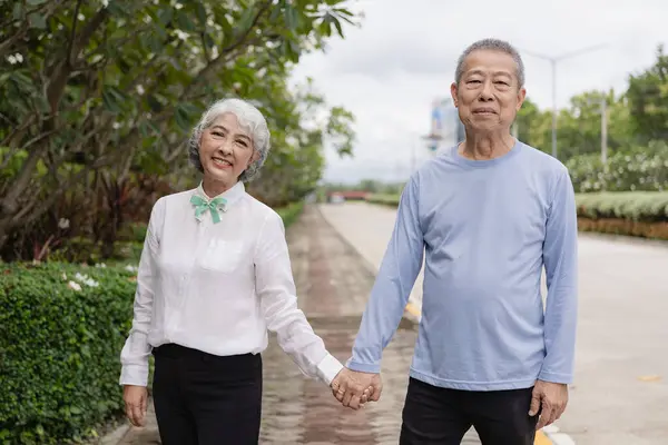 夫妇二人在离家不远的公园里散步 一起放松 锻炼身体 一起参加爱情运动 — 图库照片