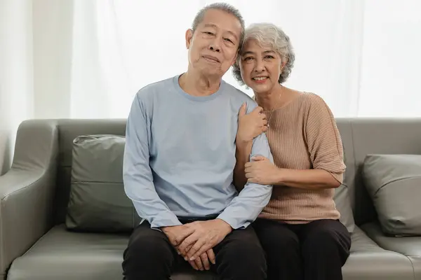 Asiatico Anziani Coppia Guardando Fotocamera Sorridente Anziano Sorridente Guardando Tablet — Foto Stock