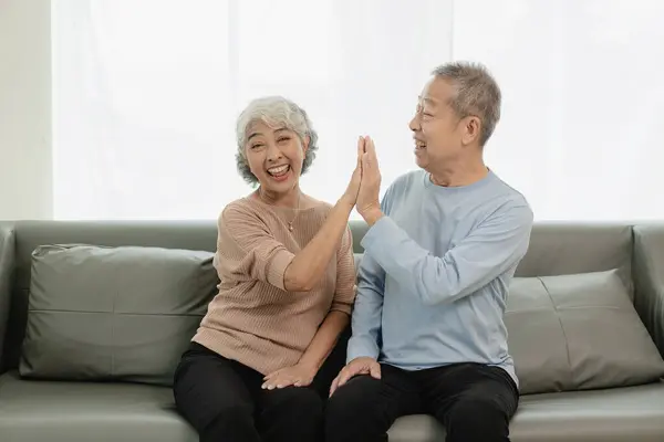 Asiatico Anziani Coppia Guardando Fotocamera Sorridente Anziano Sorridente Guardando Tablet — Foto Stock
